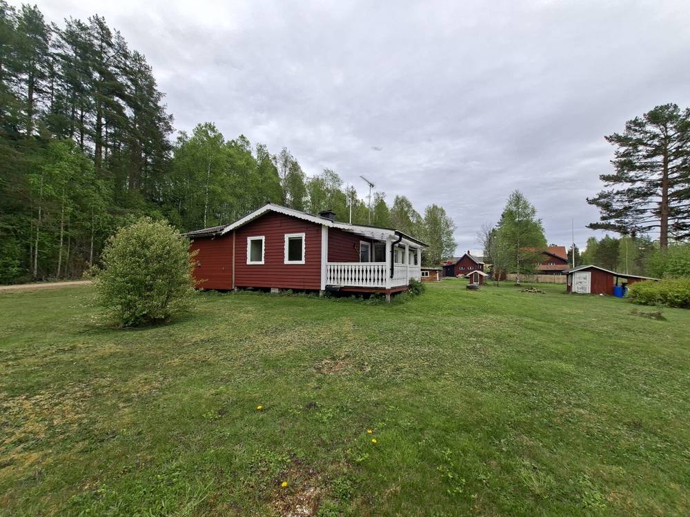 Rött hus med vit dörr